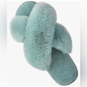 NWT Parlovable Women’s Slippers Size Large (9-10)